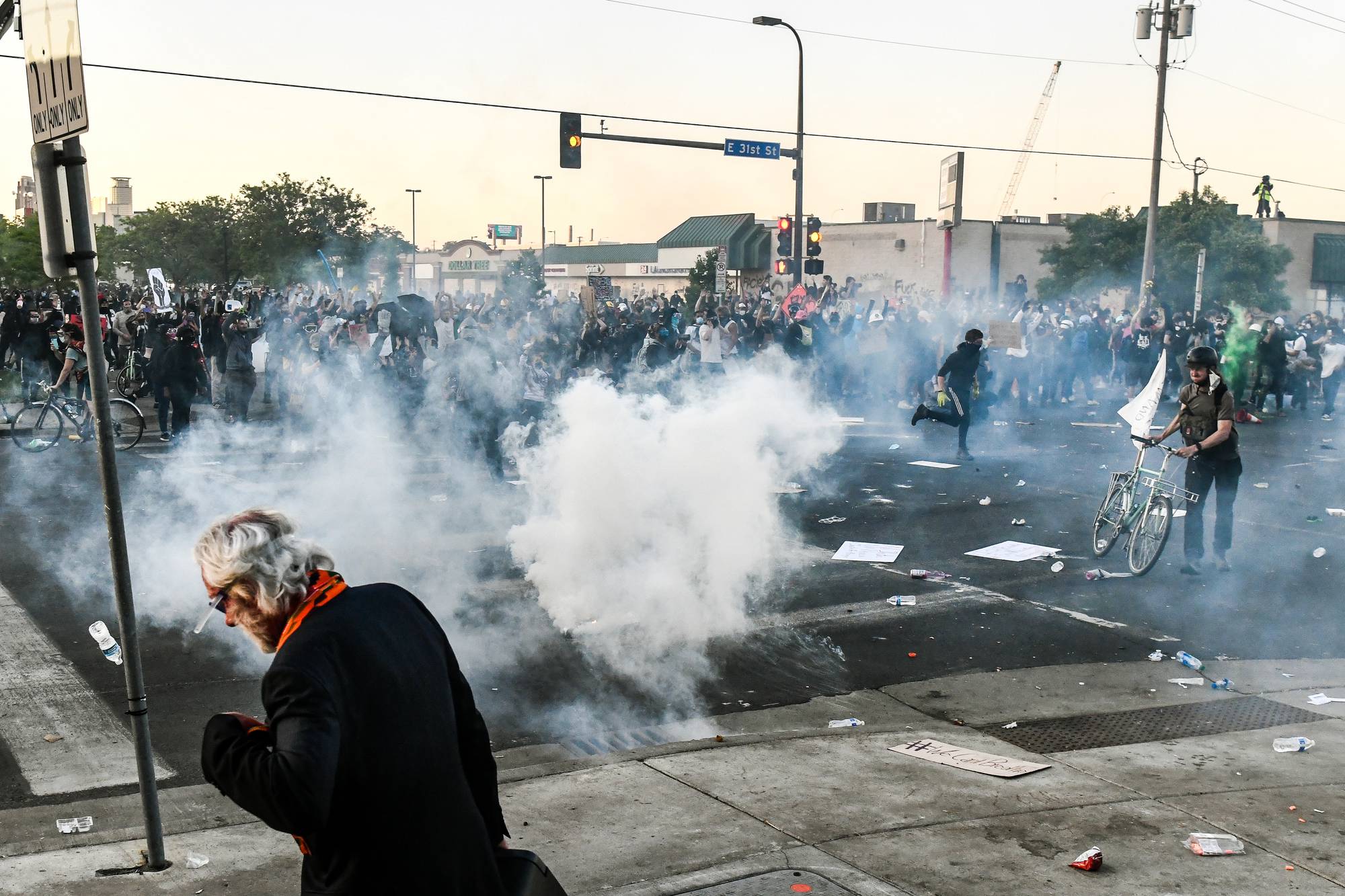 La policía dispara gases lacrimógenos y balas de goma, luego de una manifestación para pedir justicia para George Floyd, el 30 de mayo, en Mineapolis, Minesota.