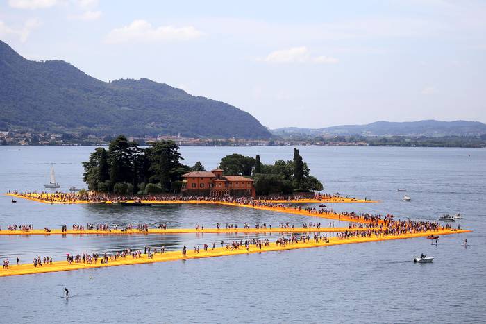 Instalación The Floating Piers, en el lago Iseo, en el norte de Italia (archivo, junio de 2016) · Foto: Marco Bertorello, AFP