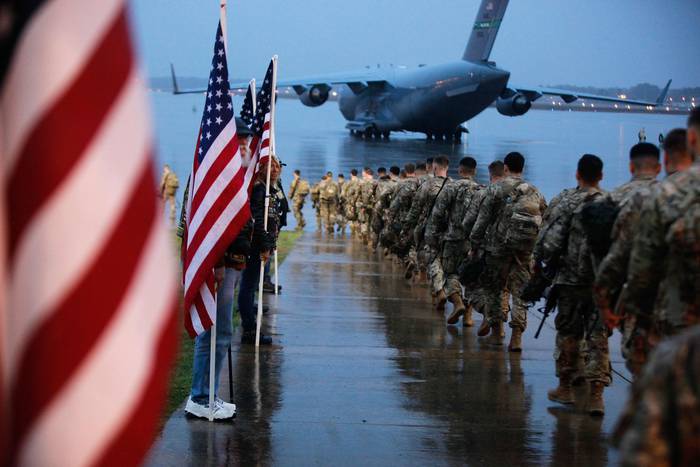 Paracaidistas aerotransportados marchan para abordar un avión con destino al área de operaciones del Comando Central de EE. UU. en Fort Bragg, Carolina del Norte, el 4 de enero. Foto de Hubert Delaney III / Departamento de Defensa de los EE. UU., AFP
