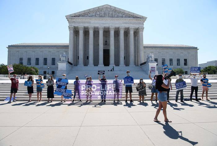 Manifestación de activistas contra el aborto frente a la Corte Suprema, el 29 de junio, en Washington. · Foto: Nicholas Kamm, AFP