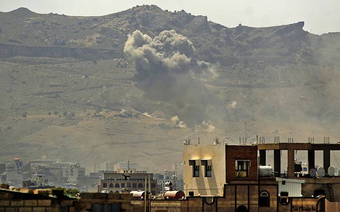 Ataque aéreo reportado por la coalición liderada por Arabia Saudita en la capital yemení, Sanaa, el 1º de julio de 2020. Foto: Mohammed Huwais / AFP.