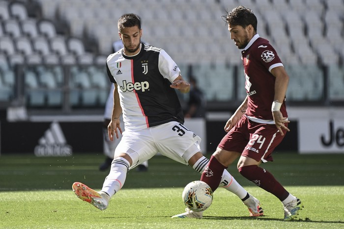 Simone Verdi, de Torino, y Rodrigo Bentancur, de Juventus, durante el partido por la Serie A  de Italia. m


 · Foto: Marco Bertorello, AFP