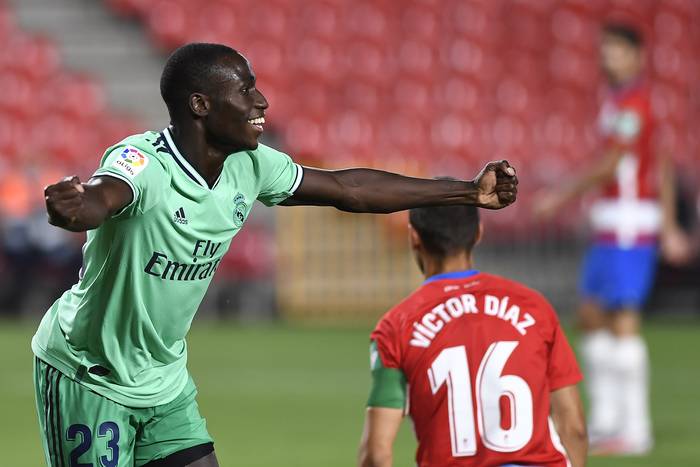 Ferland Mendy, de Real Madrid, tras convertir el primer gol de su equipo a Granada, en el estadio Nuevo Los Cármenes, en Granada. · Foto: Jorge Guerrero / AFP