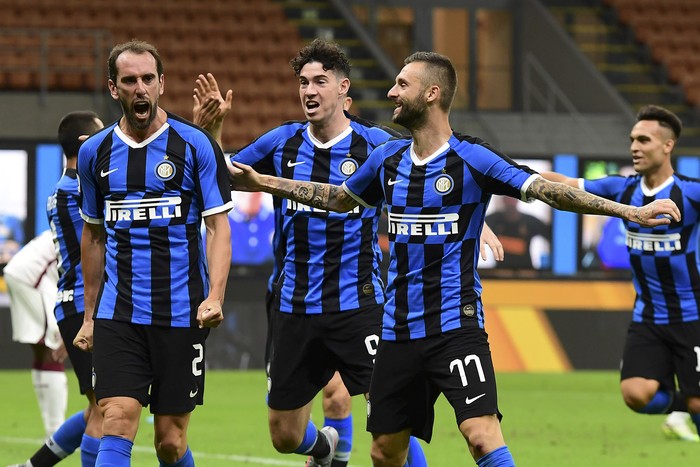 Diego Godín, Alessandro Bastoni y Marcelo Brozovic, tras el segundo gol de Inter a Torino, en el estadio San Ciro, en Milán. 




 · Foto: Miguel Medina, AFP.