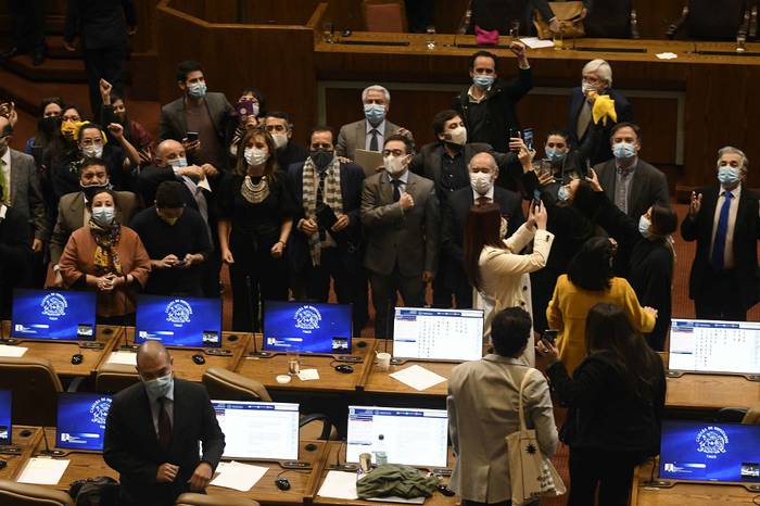 Diputados opositores chilenos celebran la aprobación de la ley para que se pueda retirar capital de los fondos de pensiones.
 · Foto: Francesco Degasperi, AFP