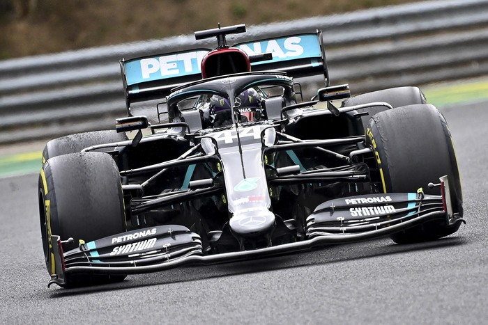 Lewis Hamilton, piloto del equipo Mercedes, durante el Gran Premio de Hungría, en el circuito Hungaroring, en Mogyorod. 


 · Foto: Joe Klamar / AFP