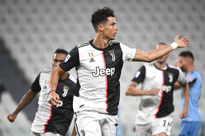 Cristiano Ronaldo, de la  Juventus, celebra tras marcar un gol al Lazio, este lunes, en el estadio Allianz, en Turín, norte de Italia.  · Foto: Marco Bertorello, AFP