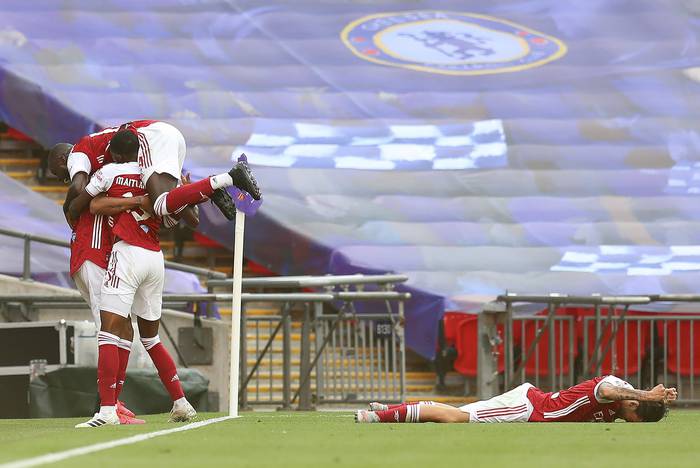 Los jugadores de Arsenal, tras el gol de Pierre-Emerick Aubameyang, a Chelesea en la final de la FA Cup, en Wembley. AFP
 · Foto: Catherine Ivill, pool