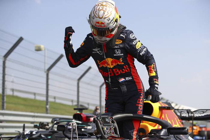Max Verstappen, piloto de Red Bull, tras ganar el Gran Premio Aniversario de la Fórmula 1, en el circuito de Silverstone, Inglaterra.



 · Foto: Brynn Lennon, pool, AFP