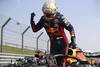 Max Verstappen, piloto de Red Bull, tras ganar el Gran Premio Aniversario de la Fórmula 1, en el circuito de Silverstone, Inglaterra.
· Foto: Brynn Lennon, pool, AFP Max Verstappen, piloto de Red Bull, tras ganar el Gran Premio Aniversario de la Fórmula 1, en el circuito de Silverstone, Inglaterra.
· Foto: Brynn Lennon, pool, AFP