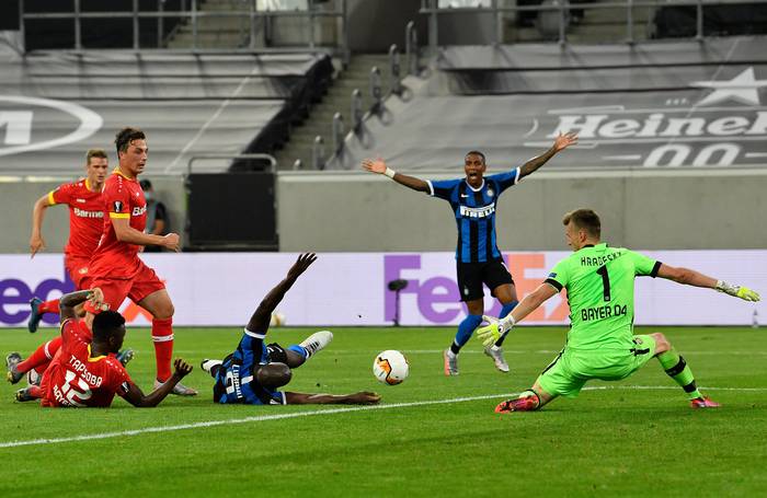 Jugada del segundo gol de Inter de Milán a Bayer Leverkusen, convertido por Romelu Lukaku, por la Europa League­, en el estadio Duesseldorf Arena, en Duesseldorf, Alemania.  · Foto: Martin Meisser, pool, AFP