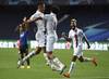 Thilo Kehrer y Marquinhos, de Paris Saint Germain, tras el gol del brasileño a Atalanta por los cuartos de final de la UEFA Champions League, en el estadio Luz, en Lisboa.
Thilo Kehrer y Marquinhos, de Paris Saint Germain, tras el gol del brasileño a Atalanta por los cuartos de final de la UEFA Champions League, en el estadio Luz, en Lisboa.