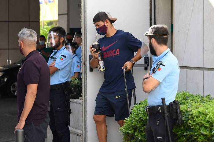 a Luis Suárez deja el hotel del equipo en Lisboa, el 15 de agosto, después de su derrota ante el Bayern Múnich en los cuartos de final de la UEFA Champions League.   · Foto: Lluis Gene, AFP
