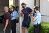 a Luis Suárez deja el hotel del equipo en Lisboa, el 15 de agosto, después de su derrota ante el Bayern Múnich en los cuartos de final de la UEFA Champions League. · Foto: Lluis Gene, AFP a Luis Suárez deja el hotel del equipo en Lisboa, el 15 de agosto, después de su derrota ante el Bayern Múnich en los cuartos de final de la UEFA Champions League. · Foto: Lluis Gene, AFP