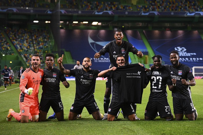 Los jugadores de Lyon, tras la victoria ante Manchester City, por cuartos de final de la UEFA Champions League, en el estadio José Alvalade, en Lisboa. 

 · Foto: Franck Fife, AFP