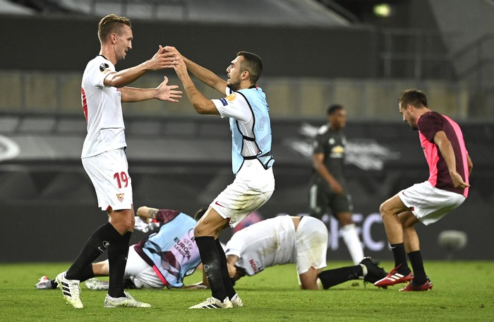 Los jugadores de Sevilla festewjan después del partido contra Manchester United, este domingo, en Colonia, Alemania. · Foto: Ina Fassbender, AFP