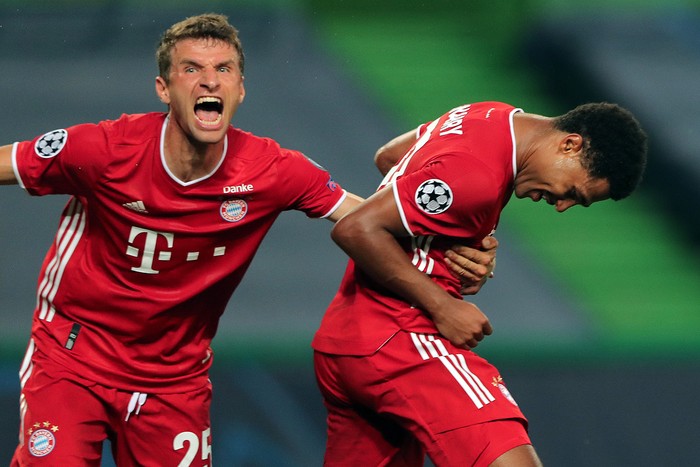 Serge Gnabry y Thomas Mueller, del Bayern Munich, ante el Lyon, el 19 de agosto, en el estadio José Alvalade en Lisboa.  

 · Foto: Miguel A. Lopes / POOL / AFP