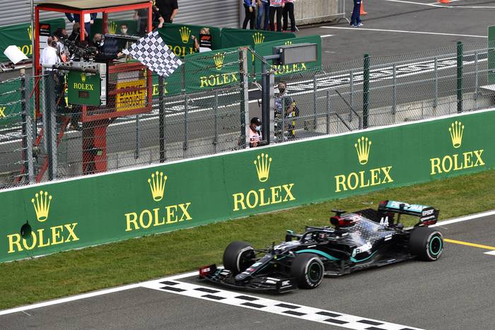 Lewis Hamilton, del equipo Mercedes Benz, al cruzar la meta del Gran Premio de Bélgica,  en el circuito de Spa.


 · Foto: John Thys, AFP