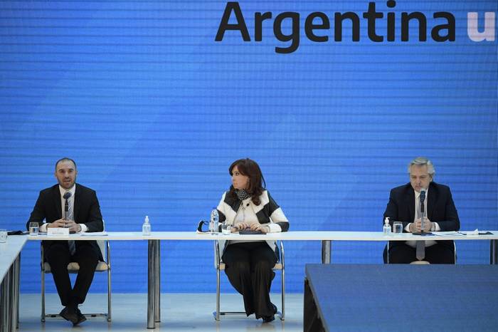 El ministro de Economía de Argentina, Martín Guzmán (izq.), habla junto al presidente Alberto Fernández (der.) y la vicepresidenta Cristina Fernández de Kirchner (der.), durante el anuncio de la reestructuración de una deuda de derecho extranjero de 66.000 millones de dólares, durante una ceremonia en la Casa Rosada. · Foto: Juan Mabromata, AFP