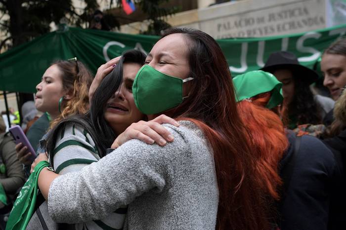 Activistas por el derecho al aborto celebran la decisión de la Corte Suprema de Colombia de despenalizar el aborto hasta las 24 semanas de embarazo, este lunes, en Bogotá. · Foto: Raúl Arboleda, AFP