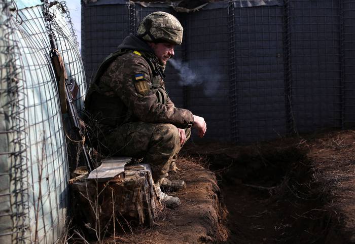 Militar ucraniano en la línea del frente, con los separatistas respaldados por Rusia, cerca del asentamiento de Troitske, el 22 de febrero, en la región de Lugansk. Foto: Anatolii Stepanov, AFP