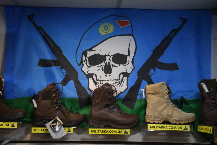 Tienda de equipo militar Milika, el 23 de febrero, en Kiev. Foto: Daniel Leal, AFP