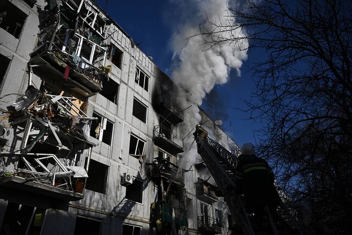 Bomberos trabajan después de los bombardeos en la ciudad de Chuguiv, en el este de Ucrania, el 24 de febrero. Foto: Aris Messinis, AFP