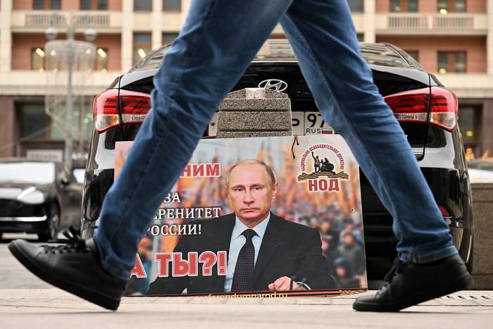 "¡Estamos con él por la soberanía de Rusia! ¿Y tú?", cartel en el centro de Moscú, el 24 de febrero. · Foto: Kirill Kudryavstsev, AFP