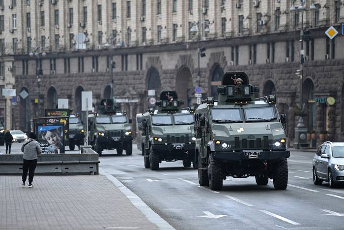 Coches militares ucranianos en la plaza de la Independencia, el 24 de febrero, centro de Kiev. · Foto: Daniel Leal, AFP