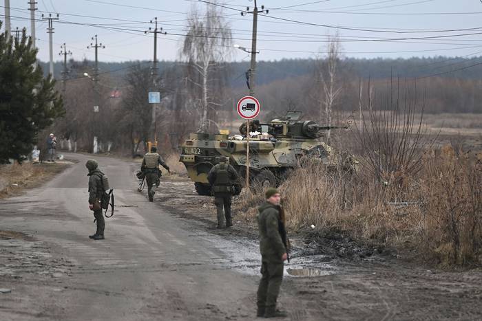 Militares ucranianos, en el noroeste de Kiev, el 24 de febrero. · Foto: Daniel Leal, AFP