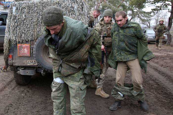Fuerzas ucranianas detienen a militares de la autoproclamada República Popular de Lugansk que fueron capturados durante el ataque matutino contra la ciudad de Schast'ye, el 24 de febrero, cerca de Lugansk, en el este de Ucrania. · Foto: Anatolii Stepanov, AFP