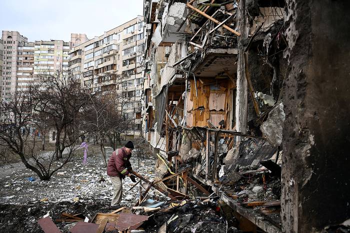 Edificio bombardeado en los suburbios de Kiev, el 25 de febrero. · Foto: Daniel Leal, AFP
