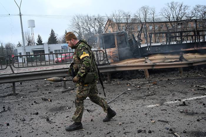 Militar ucraniano recoge proyectiles sin explotar después de un enfrentamiento con un grupo de asalto ruso, el 26 de febrero en Kiev. · Foto: Sergei Supinsky, AFP