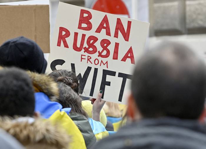 "Prohibición de SWIFT a Rusia" durante una protesta contra la invasión rusa de Ucrania, el 26 de febrero, frente a la embajada rusa en Viena, Austria. Foto: Hans Punz, APA, AFP · Foto: Hans Namuth, National Portrait Gallery