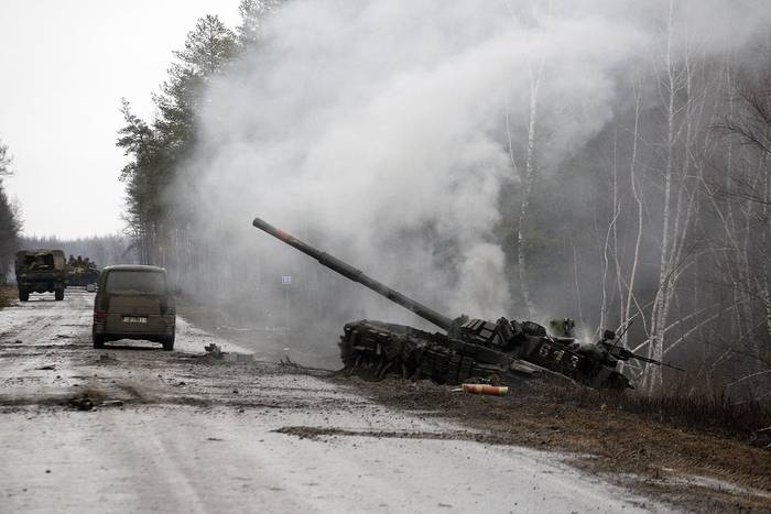 Tanque ruso destruido por fuerzas ucranianas, en una ruta de la region de Lugansk. · Foto: Anatolii Stepanov, AFP