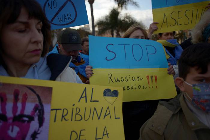 Protesta contra la invasión rusa de Ucrania en la plaza La Marina de Málaga, el 28 de febrero. · Foto: Jorge Guerrero / AFP