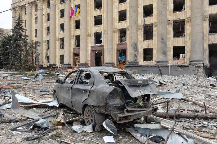 Bombardeo de las tropas rusas en Járkov, el 1 de marzo. · Foto: Serguéi Bobok, AFP