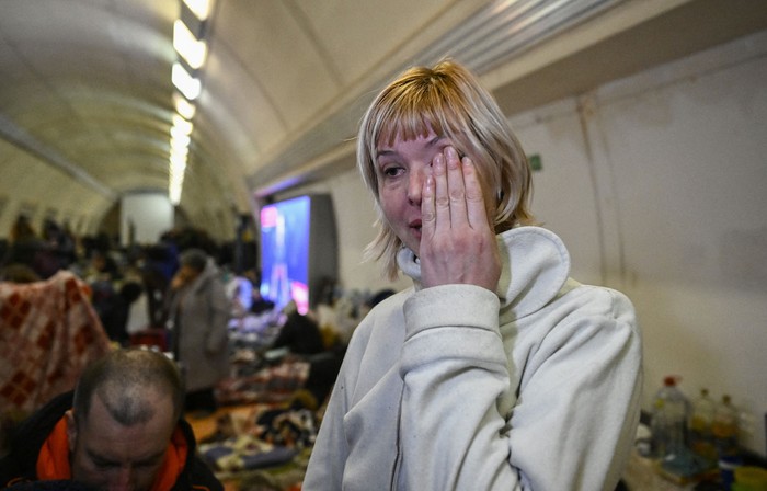 Estación de metro subterránea utilizada como refugio antiaéreo, en Kiev, el 2 de marzo de 2022. · Foto: Aris Messinis, AFP