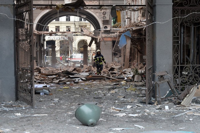 Plaza de la Constitución en Kharkiv, después del bombardeo de las fuerzas rusas, el 2 de marzo. · Foto: Serguéi Bobok, AFP