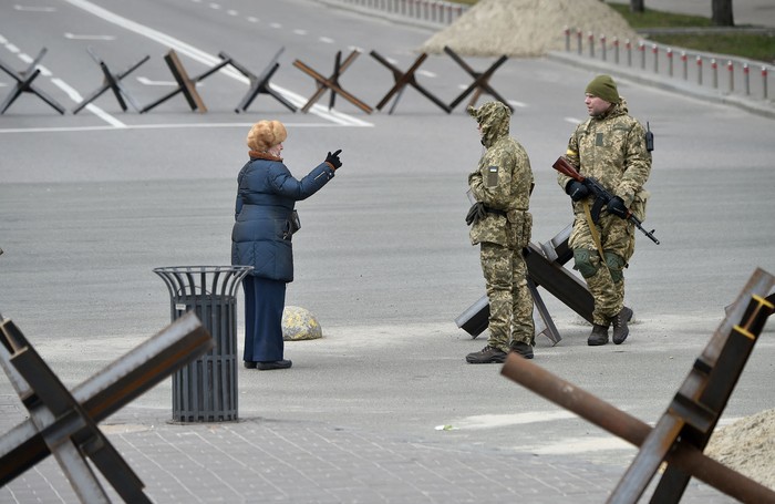 Miembros de las Fuerzas de Defensa Territorial de Ucrania, junto a obstáculos antitanques, el 7 de marzo, en el centro de Kiev. · Foto: Serguéi Supinsky / AFP