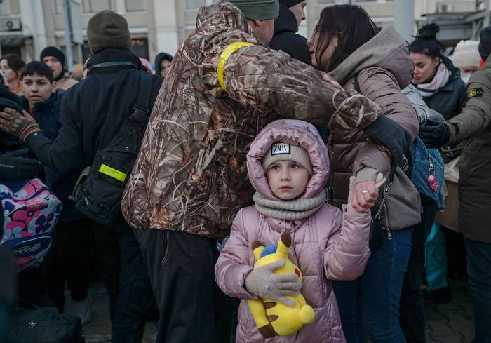 Evacuación de la ciudad de Odessa, en la estación central de trenes, el 9 de marzo. · Foto: Bulent Kilic, AFP