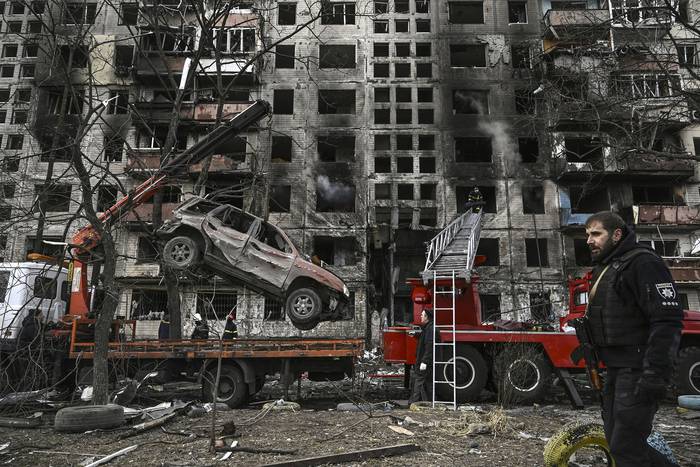 El edificio después del bombardeado en Obolon, en Kiev, el 14 de marzo. · Foto: Aris Messinis, AFP