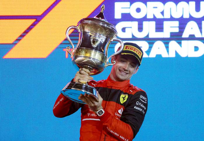 El piloto de Ferrari, Charles Leclerc, celebra en el podio ganar el Gran Premio de Fórmula Uno de Bahrein. · Foto: Giuseppe Cacace, AFP