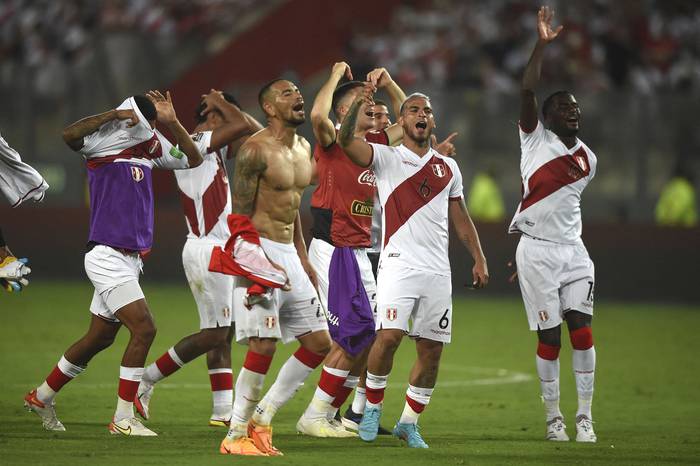 Los jugadores peruanos celebran después de derrotar a Paraguay, este martes, en el estadio Nacional de Lima. · Foto: Ernesto Benavides, AFP