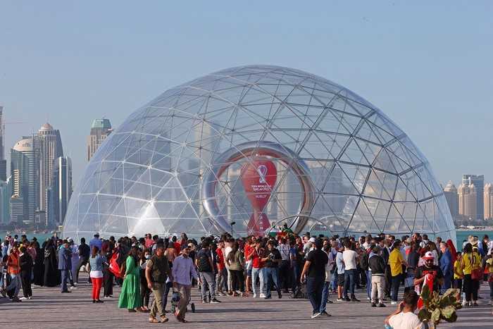 Reloj de cuenta regresiva para la Copa del Mundo de 2022, en el paseo marítimo de Doha, capital de Catar, el 30 de marzo de 2022. · Foto:  Karim Jaafar, AFP