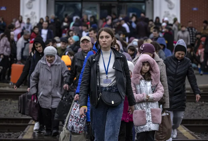 Habitantes de Kramatorsk, en la región del Dombás, en Ucrania, en la principal estación de tren de la ciudad durante un proceso de evacuación tras ataques rusos, en febrero de 2022. · Foto: Fadel Senna, AFP