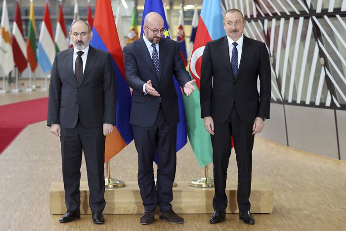 El primer ministro armenio, Nikol Pashinyan, el presidente del Consejo Europeo, Charles Michel, y el presidente de Azerbaiyán, Ilham Aliyev, antes de su reunión en el Consejo Europeo, en Bruselas. · Foto: François Walschaerts, AFP