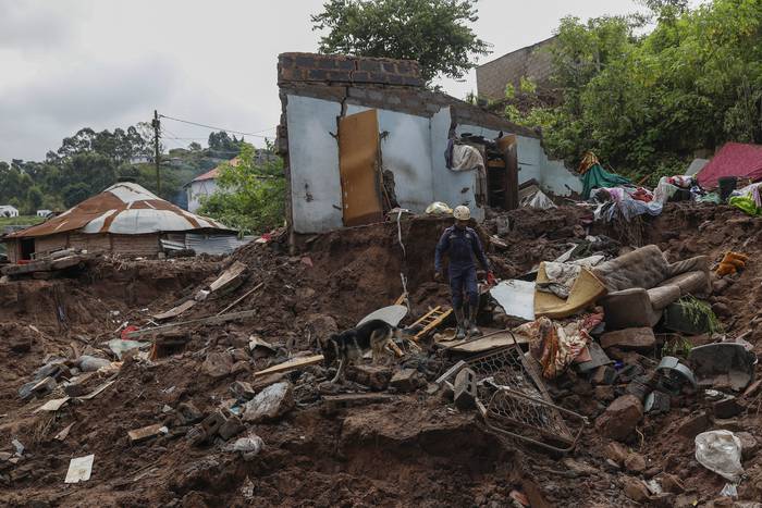 Búsqueda de personas desaparecidas en las afueras de Durban, Sudáfrica después de que varias casas fueran arrasadas por fuertes lluvias e inundaciones. · Foto: Phill Magakoe / AFP