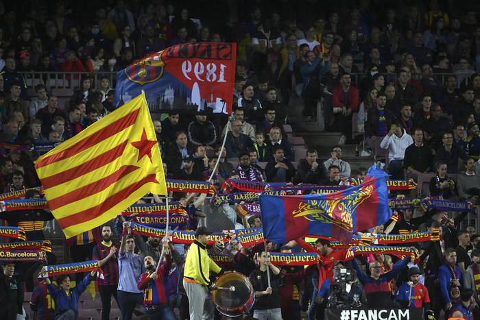 Hinchas de Barcelona en el Camp Nou. · Foto: Lluis Gene, AFP