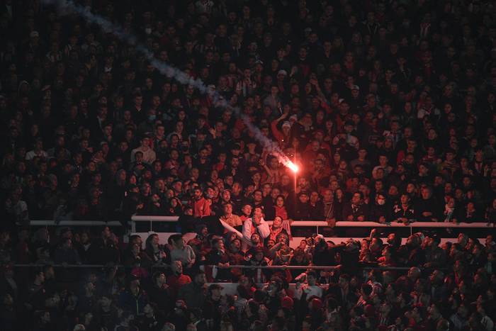 Hinchas de Nacional durante el partido ante Estudiantes, en el estadio Luis Hirschi, en La Plata. · Foto: Juan Mabromata,  AFP